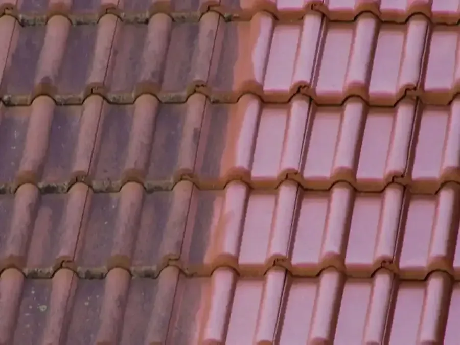 Tetőcserép festés Szegeden megtisztított cserepes tetőn